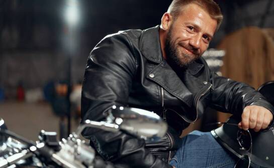 Jak męska kurtka motocyklowa powinna leżeć na sylwetce i przy pochylonej pozycji
