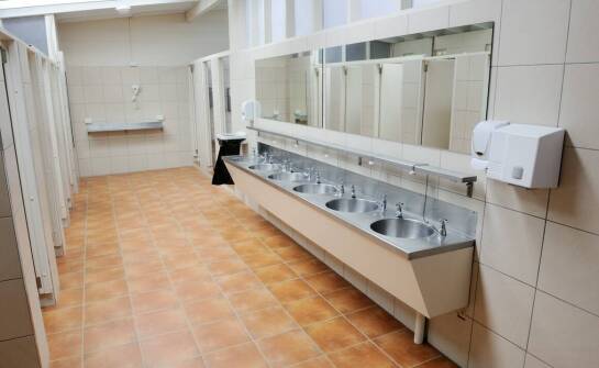 Jak czytać katalog armatury obiektowej, by szybciej dopasować rozwiązania do projektu publicznej łazienki