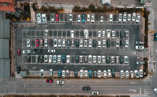 Parkingi miejskie i zjazdy drogowe: kiedy potrzebna jest ekspertyza akustyczna na etapie koncepcji