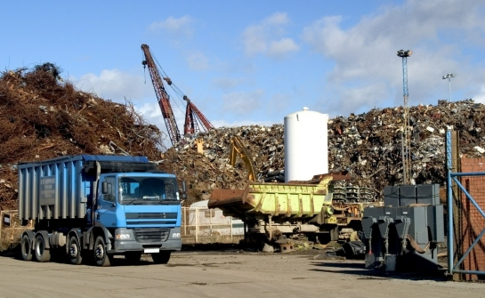 Odbiór złomu z placu, hali albo gospodarstwa w Radomiu — jak dobrać transport do warunków