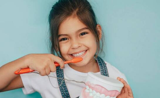 Pierwsza wizyta adaptacyjna dziecka u dentysty — jak przygotować je bez lęku