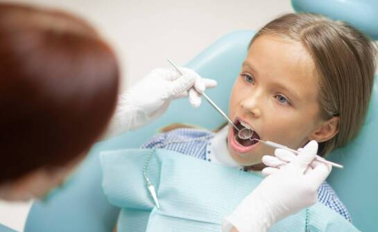 Pierwsza wizyta adaptacyjna dziecka u dentysty — przebieg, cele i plan dalszej profilaktyki