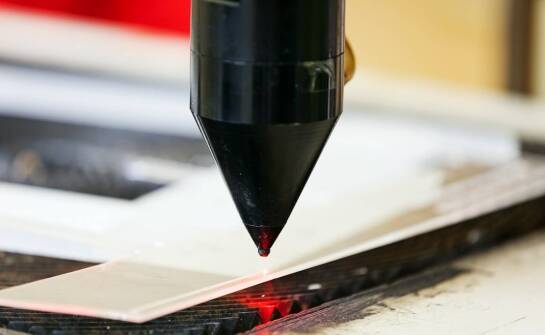 Kiedy 20-watowy laser światłowodowy wystarcza do znakowania metali w krótkich seriach
