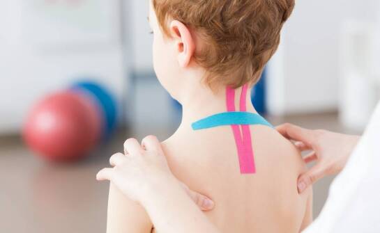 Jak kinesiotaping wspiera dzieci i nastolatków z wadami postawy oraz urazami w małych miejscowościach