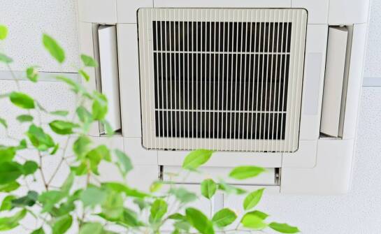 Dlaczego biurowa klimatyzacja kosztuje inaczej niż domowa — rola układu pomieszczeń i obciążenia ciepłem