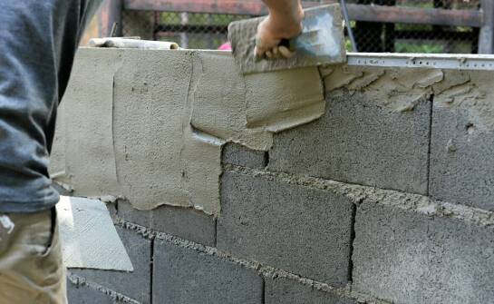 Dlaczego wybór zaprawy naprawczej zależy od głębokości ubytku i warunków pracy
