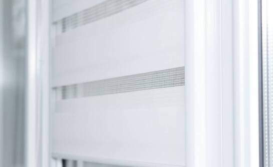 Jak odczytywać TSER, VLT i UV przy doborze folii do biurowych przeszkleń