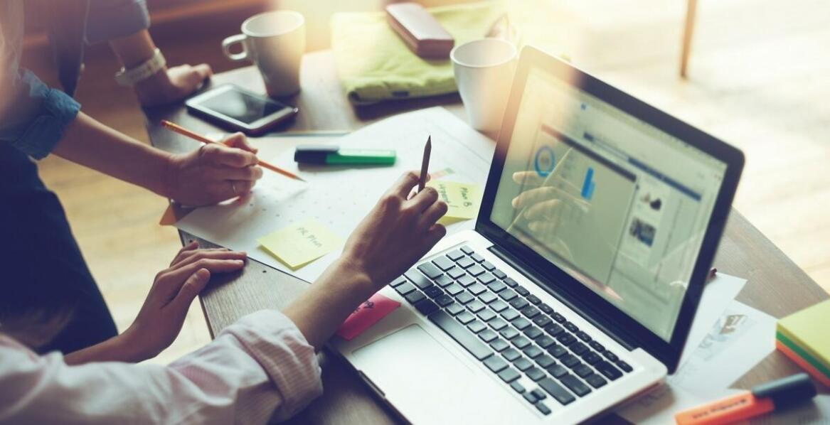 Jak outsourcing graficzny, web i SEO porządkuje pracę zespołów w firmie B2B