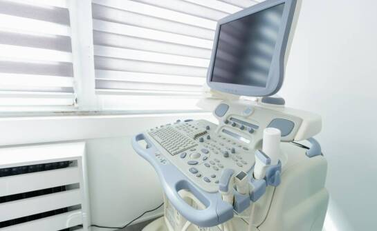 Jak neonatolog ocenia noworodka i decyduje o badaniach USG w pierwszych tygodniach życia
