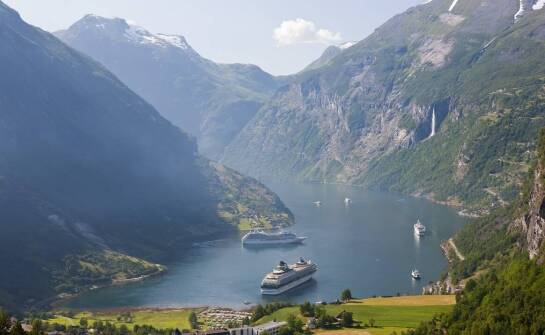 Hurtigruten i duże statki: dwa różne rytmy podróży po norweskim wybrzeżu