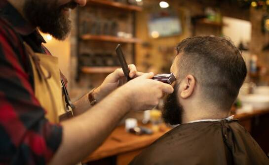 Jakie dodatkowe usługi barberskie pomagają uporządkować brodę, siwiznę i prezencję