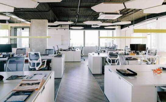 Jak połączyć akustykę i ergonomię w projekcie biura open space, żeby wspierały pracę zespołu
