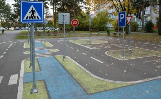 Kiedy tabliczka wyłączająca rowery z zakazu wjazdu ma sens na osiedlu i parkingu