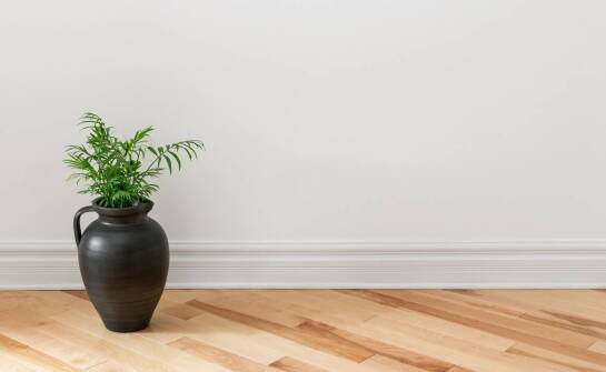 Jak kolor i materiał wazonu art déco zmieniają odbiór mebli z litego drewna