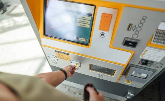 Kiosk do pracy na zewnątrz — co decyduje o trwałości, montażu i serwisie