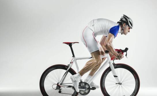 Jak dobrać koszulkę bazową do biegania, roweru i sportów zimowych
