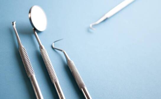 Kiedy endodoncja mikroskopowa jest potrzebna i jak przebiega leczenie zęba wielokanałowego