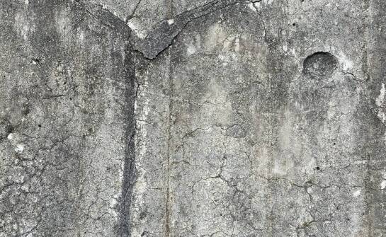 Dlaczego beton przecieka mimo solidnej konstrukcji — gdzie szukać rzeczywistego źródła wody