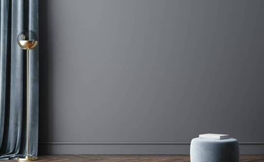 Chromowana lampa stojąca w aranżacji: dobór do stylu wnętrza, wysokości pokoju i zadania światła
