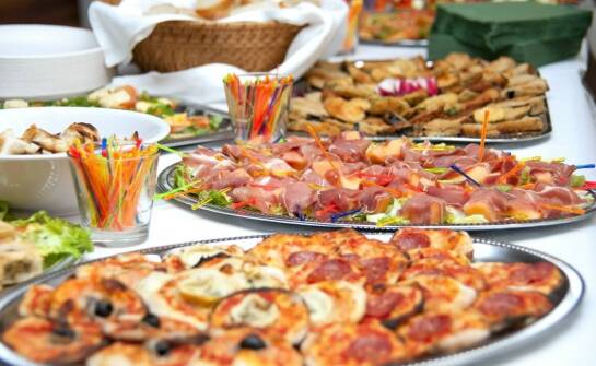 Jak zaplanować włoski catering z dowozem, żeby jedzenie utrzymało rytm imprezy