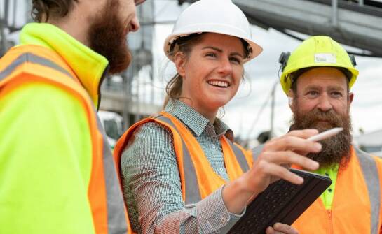 Jak dobrać wyposażenie BHP do zadań ekip technicznych pracujących na budowach i instalacjach