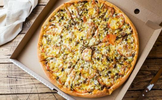 Jak odróżnić pizzę, która dobrze znosi dowóz, od tej tracącej formę po przyjeździe