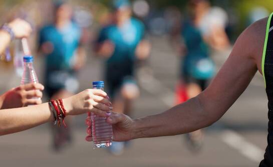 Kiedy żel energetyczny ma sens podczas długiego biegu i w triathlonie