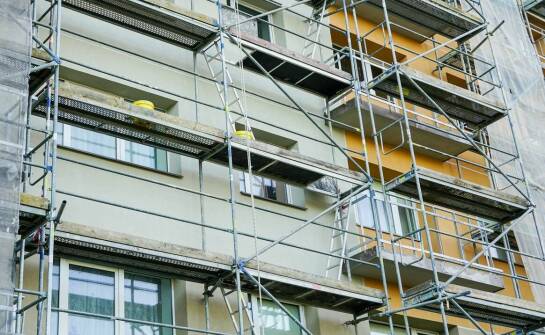 Jak ocenić stabilność rusztowania przed pracami elewacyjnymi na śląskich budynkach