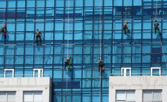 Jak miejskie zabrudzenia skracają żywotność elewacji i kiedy potrzebny jest serwis