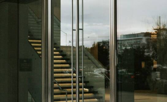 Jak system prowadzenia wpływa na komfort stalowo-szklanych drzwi między kuchnią a salonem