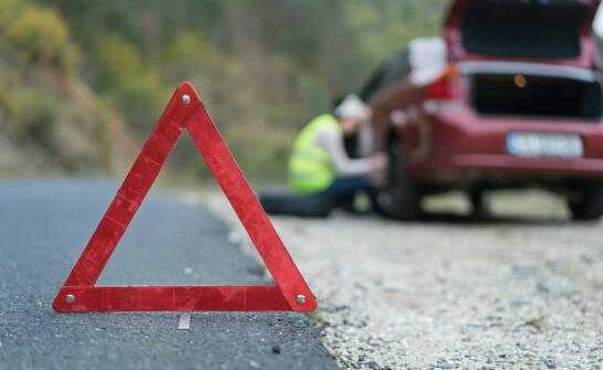 Awaria na autostradzie A2 koło Konina — jak zabezpieczyć auto i wezwać wsparcie