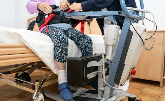 Łóżko rehabilitacyjne w domu — które funkcje pomagają w długiej opiece nad pacjentem