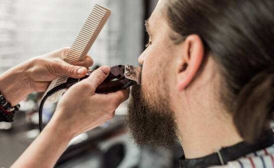 Barberskie cięcie mężczyzn i chłopców — kiedy liczą się kontur, tempo i praca z zarostem