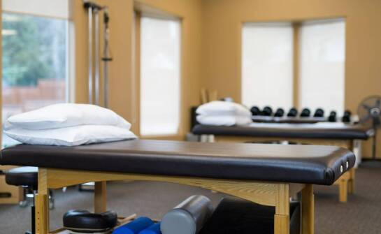 Dlaczego chiropraktyka i fizjoterapia odpowiadają na różne przyczyny bólu kręgosłupa