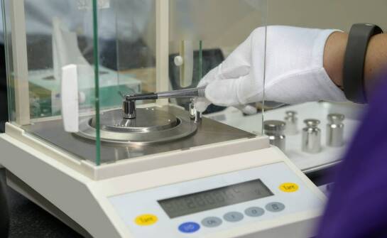 Dlaczego ważenie próbek wymaga osobnego stanowiska zamiast zwykłego blatu roboczego