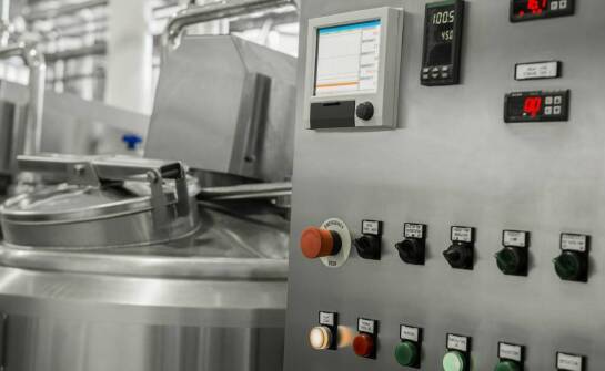 Jak przygotowanie procesu produkcyjnego wpływa na jakość programu sterownika PLC w przemyśle spożywczym i chemicznym