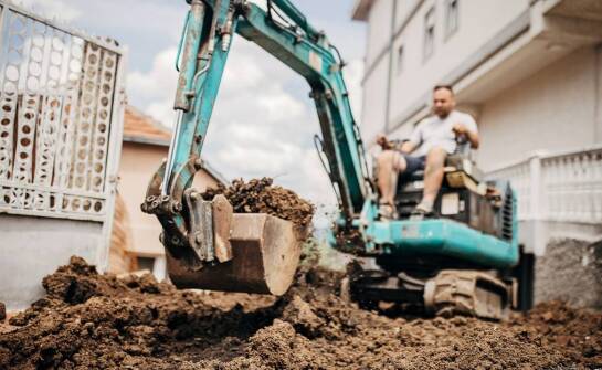Jak dobrać koparkę do wykopów pod instalacje na ciasnym placu inwestycji przemysłowej i miękkim gruncie