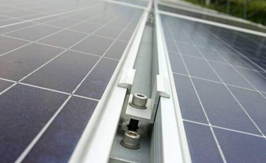 Stal Magnelis w komponentach montażowych instalacji PV — kiedy korozja staje się realnym zagrożeniem