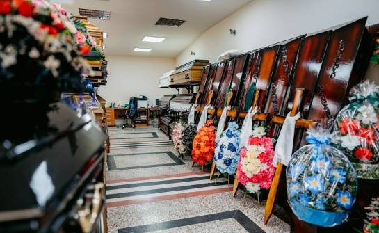 Jak lokalne zaplecze chłodni, kaplicy i prosektorium wpływa na przebieg pogrzebu w Kobielicach