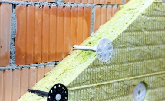 Przygotowanie starej elewacji pod płyty PIR — kiedy podłoże decyduje o trwałości systemu