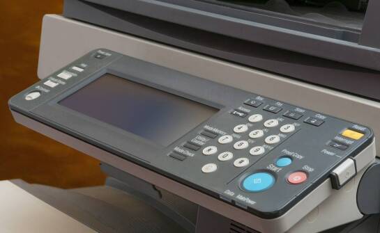 Jak rozpoznać pierwsze objawy awarii drukarki Kyocera w biurze