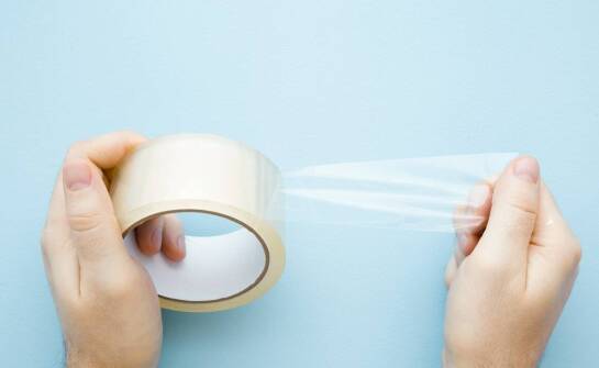 Montaż luster na wymagających podłożach: kiedy taśma piankowa daje stabilne mocowanie