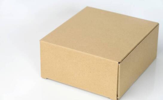 Kiedy opakowanie samoklejące usprawnia wysyłkę e-commerce, a kiedy ogranicza elastyczność pakowania