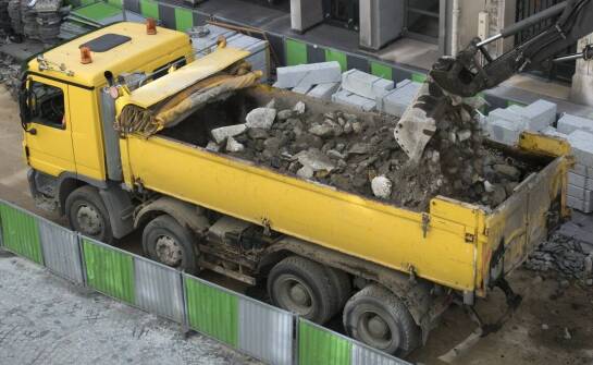 Kiedy transport wywrotką ma więcej sensu niż kontener przy gruzie i kruszywie