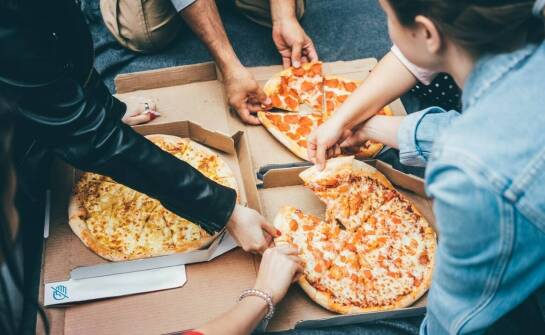 Jak dobrać pizzę na dowóz we Wrocławiu do liczby osób i apetytu