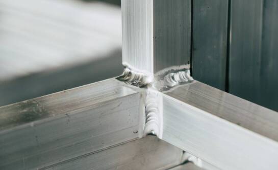 Dlaczego aluminium w balustradach, ogrodzeniach i na łodziach spawa się inaczej niż stal