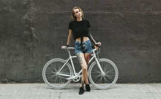 Jak nosić mom fit szorty jeansowe w stylu streetwear i Y2K poza plażą