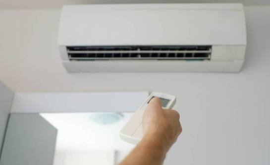 Jak wilgotne, nadmorskie powietrze zmienia wymagania wobec klimatyzatora ściennego i montażu w mieszkaniu
