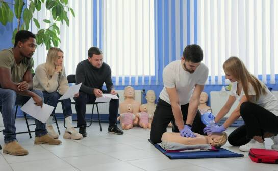 Czym różni się szkolenie pierwszej pomocy dla firmy, szkoły i osoby prywatnej w praktyce
