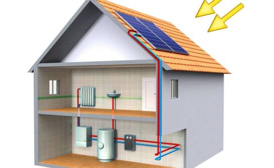 Podgrzewanie wody energią z paneli fotowoltaicznych w domu jednorodzinnym — co zmienia klimat górski